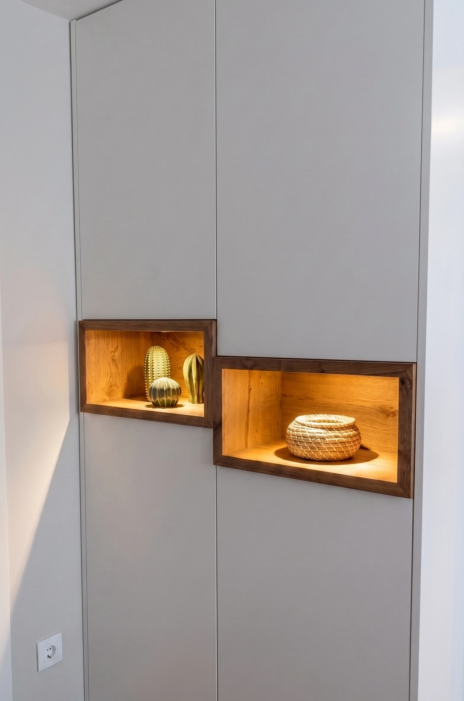 Detalle de reforma de interiores en Madrid: mueble a medida con iluminación LED integrada.