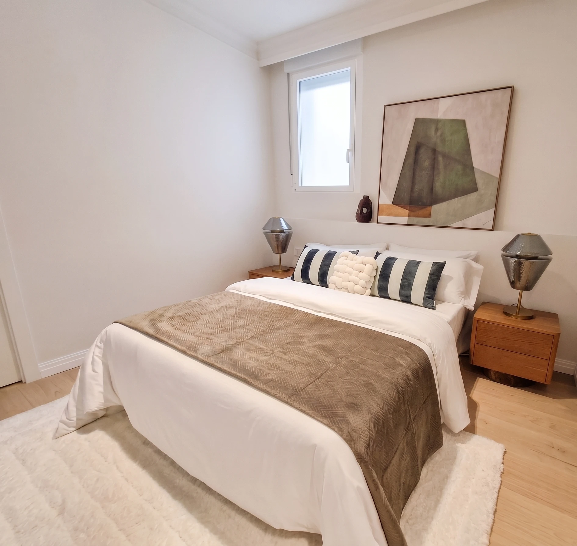 Diseño de interiores moderno para dormitorio principal, mostrando acabados de calidad por el equipo de reformaseinteriores.es.