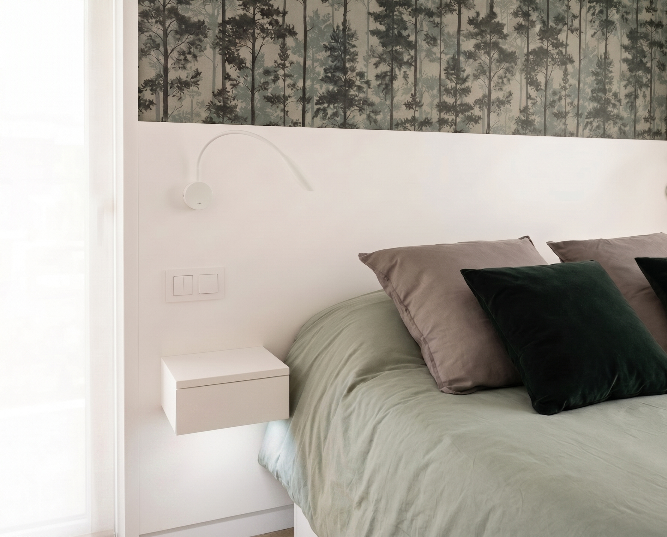 Proyecto de renovación de dormitorio principal con detalles de interiorismo moderno y diseño de iluminación para el descanso.