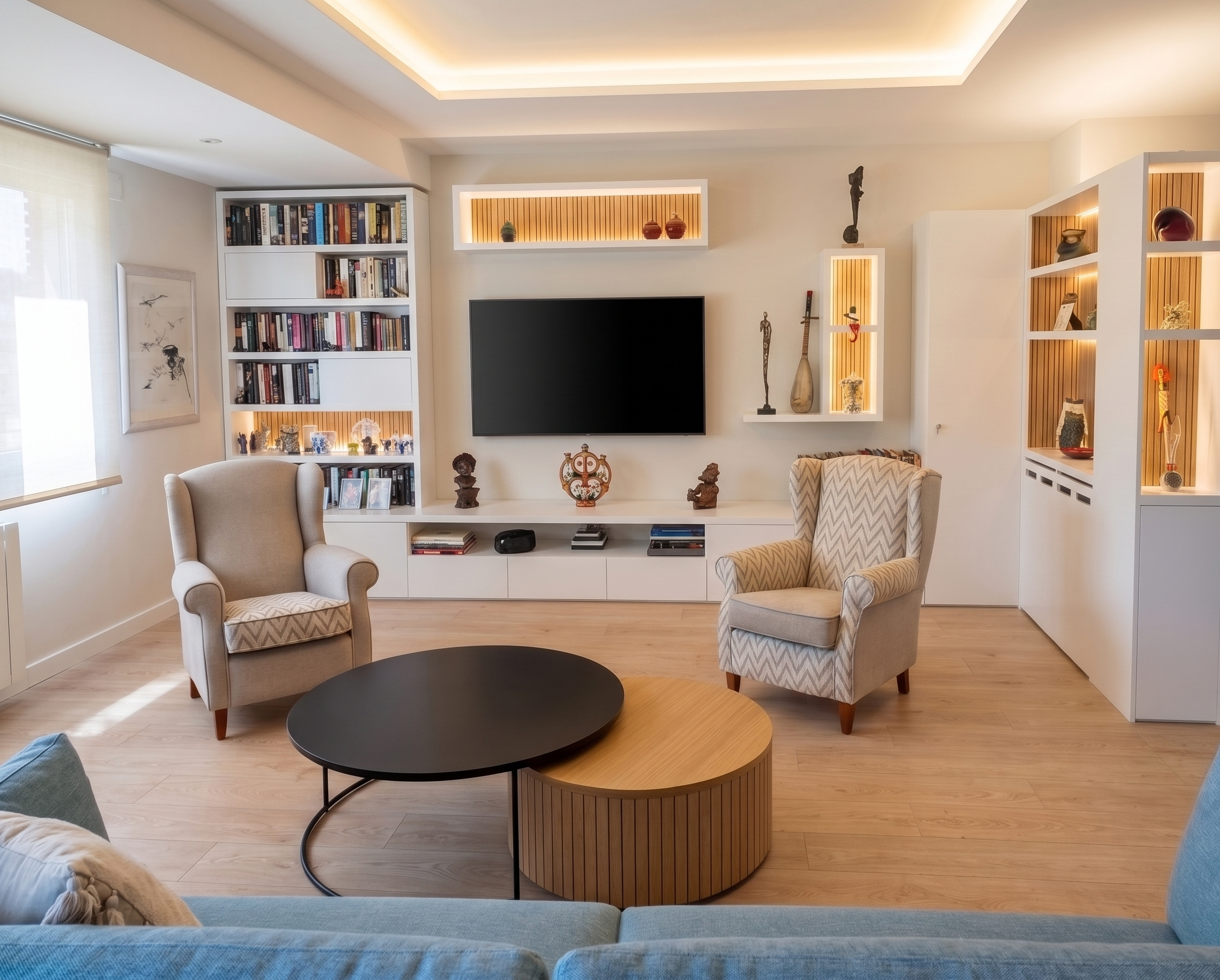 Proyecto de reforma de salón en Madrid con acabados en madera, suelos laminados y diseño de interiores contemporáneo.